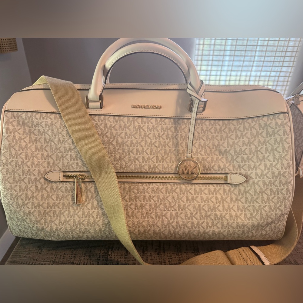 Michael Kors Jet Set Travel Large Duffel Signature Light Cream/Gold Hardware - Picture 3 of 3